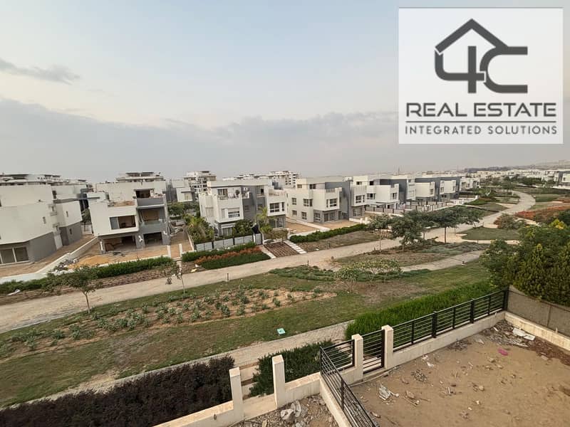 Twin house ready to move  with down payment and installments in Hyde Park Compound, overlooking a landscape, with an area of ​​330 square meter 0