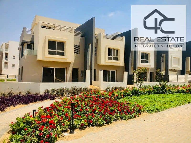 Townhouse 216m with original price, one year receipt and 8 years installments, in the best stage, next to Central Park and the club, Hyde Park Compo 0