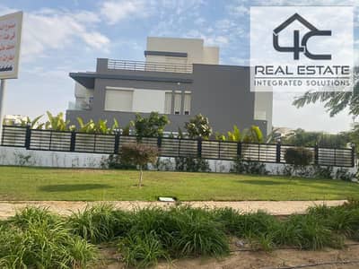 With dp 17 and installments  stand alone 374 m 5 rooms prime location villa ready to move at the lowest price in the market for sale in Hyde Park