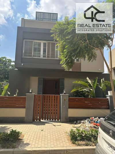 For sale, stand-alone villa, 410 sqm, 4 rooms,  READY TO MOVE , fully finished, view direct to the garden, at less than the market price, and the best