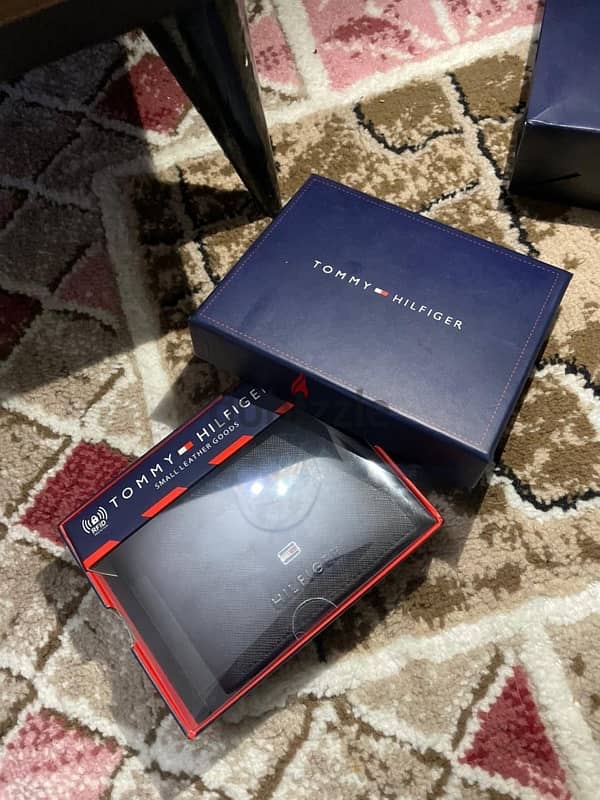 محفظه Tommy Hilfiger 2