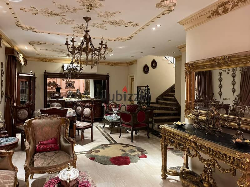 Villa for sale, consisting of 3 floors, located in Beverly Hills, Westown, at a special price. 0