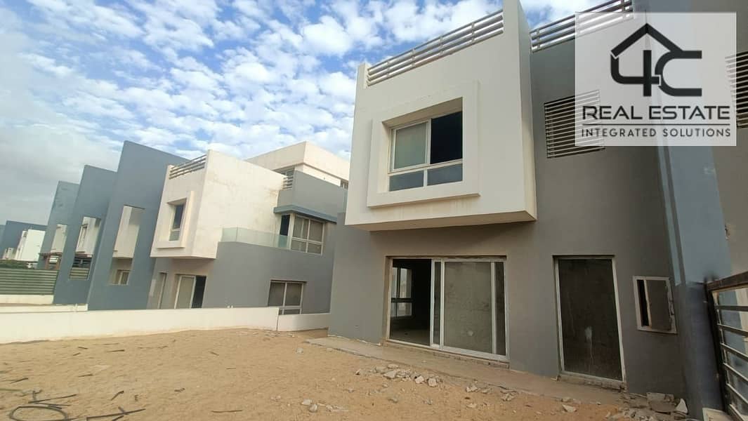 For sale Villa Twin house  237 m from owner 4 bedrooms semi finished direct on landscape with down payment and long installments in Hyde Park 0