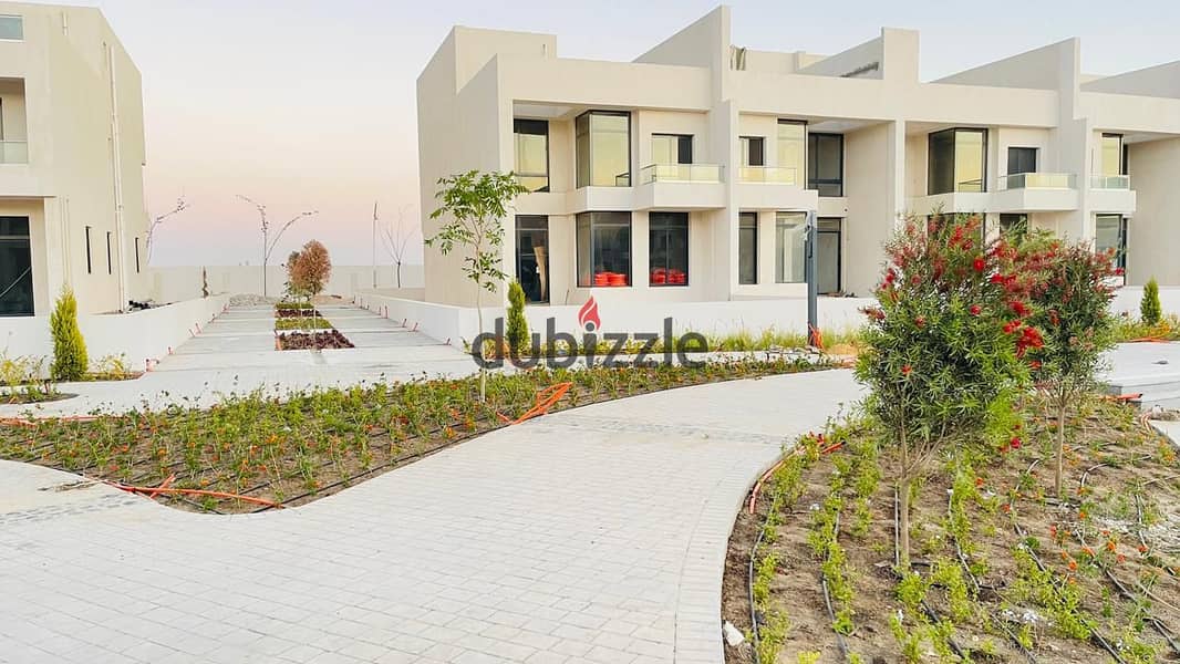 Standalone Panorama Villa in Prime Location in Sheikh Zayed, Facing Beverly HiLLS 0