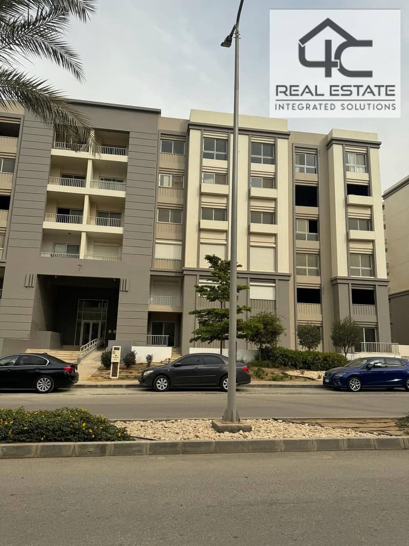 A one room apartment with down payment and long installments for sale in Hyde Park Compound in a special location at the lowest price in the market 0