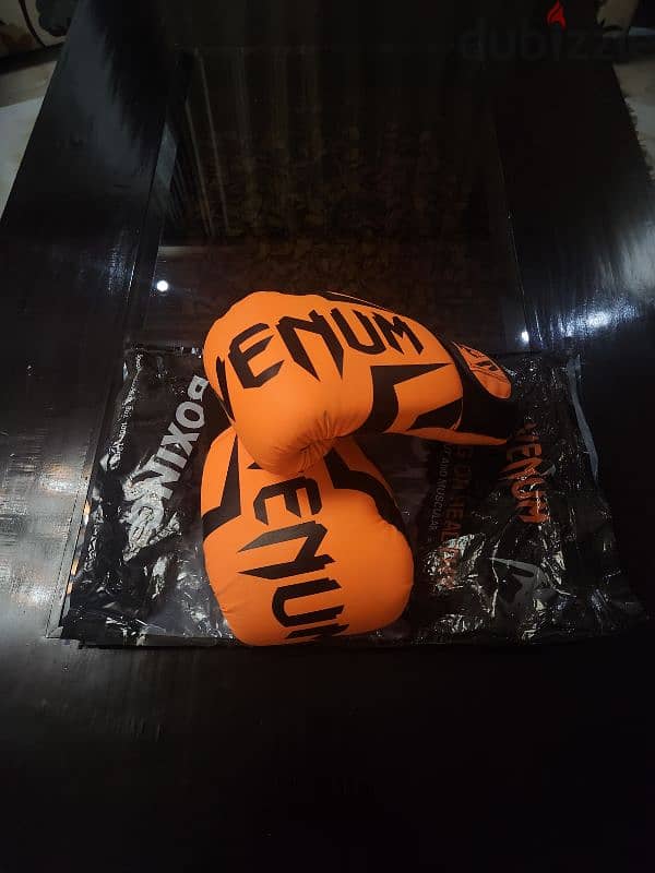 Venom boxing gloves 0