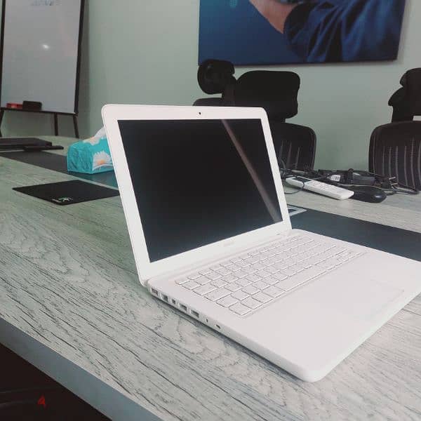 لاب توب macBook 13-inch بحالة ممتازة 2