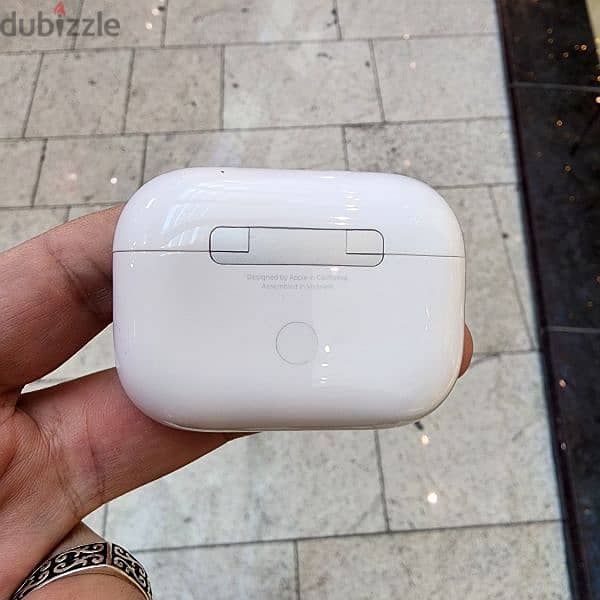 charging case Airpods pro 2 generation  كيس الشحن بدون سماعات بدون خدش 2