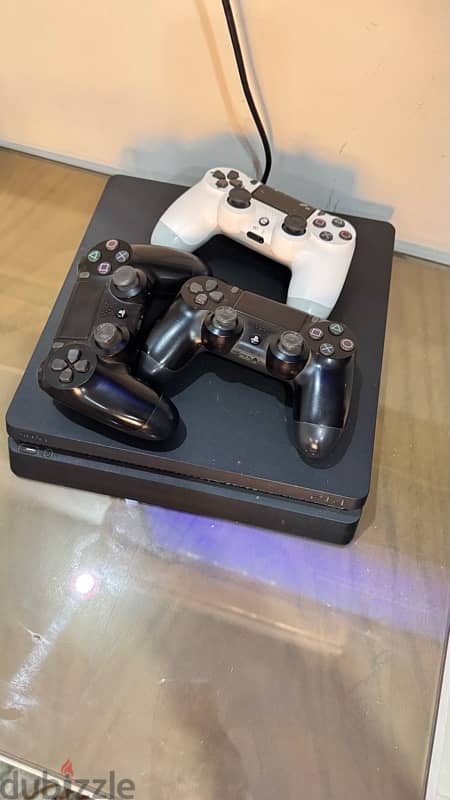 PlayStation 4 slim 1