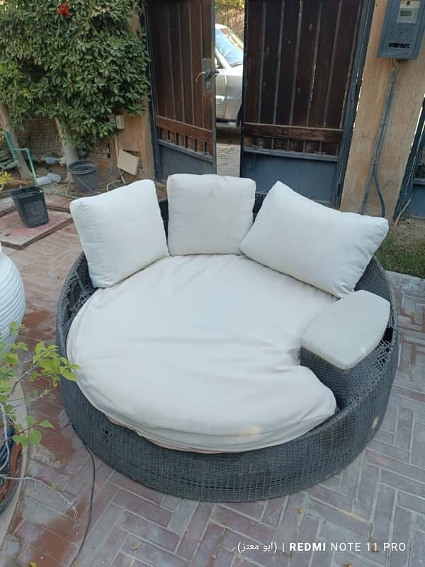 round sofa garden 0