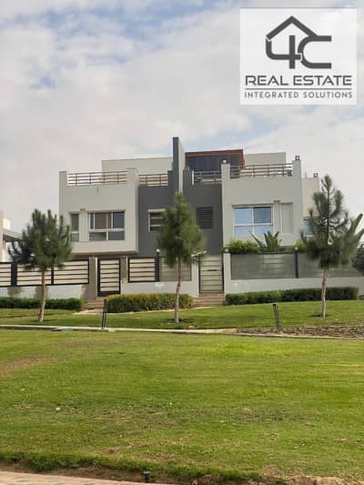 Twin house villa with down payment and installments delivery after 6 months area of ​​285 m 4 bedrooms on landscape view  for sale in Hyde Park