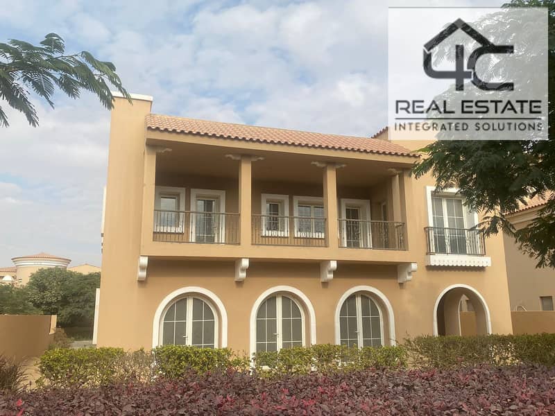 A stand-alone prime location villa ready to move at the lowest price in the market with down payment and installments for sale in Hyde Park Compound 0