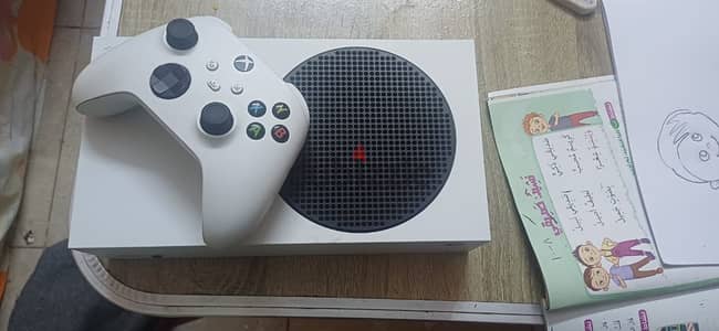 Xbox series s كسر زيرو معاه العلبة والكابلات والدراع