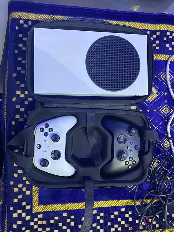 xbox series s with 2 controllers 1