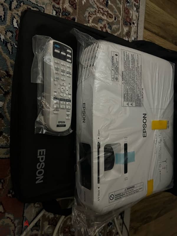 Epson EB-S18 Projector جهاز بروجيكتور أبيسون جديد 1