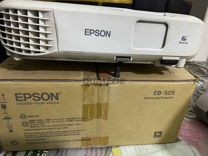 projector Epson model Eb-S05 بروجيكتور 1