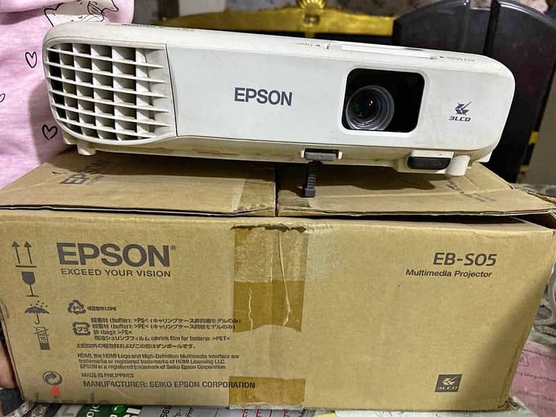 projector Epson model Eb-S05 بروجيكتور 2