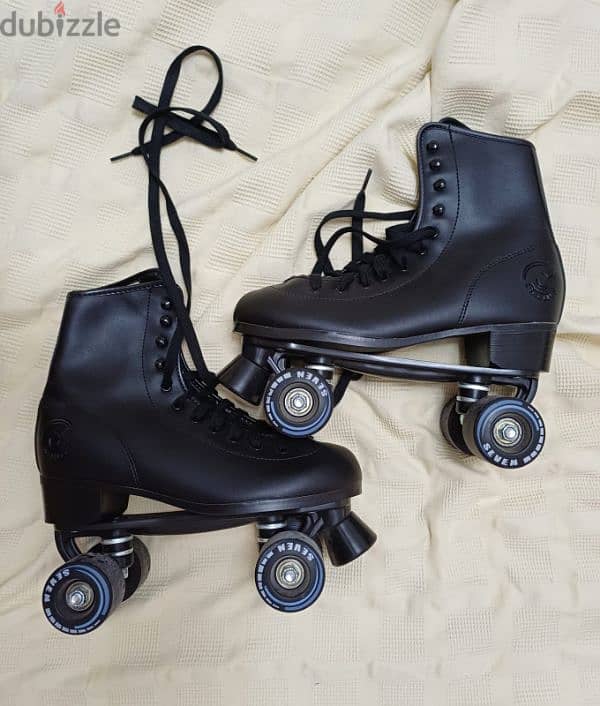 Roller Skates+protective gear جزمة بعجل سكيت 0