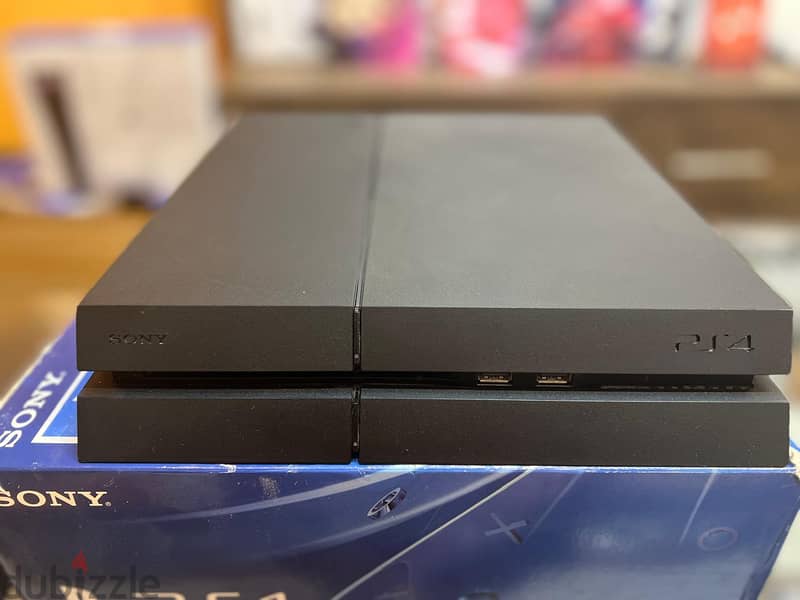 PS4 slim playstation used like new with 2 controller + 10 games free 3