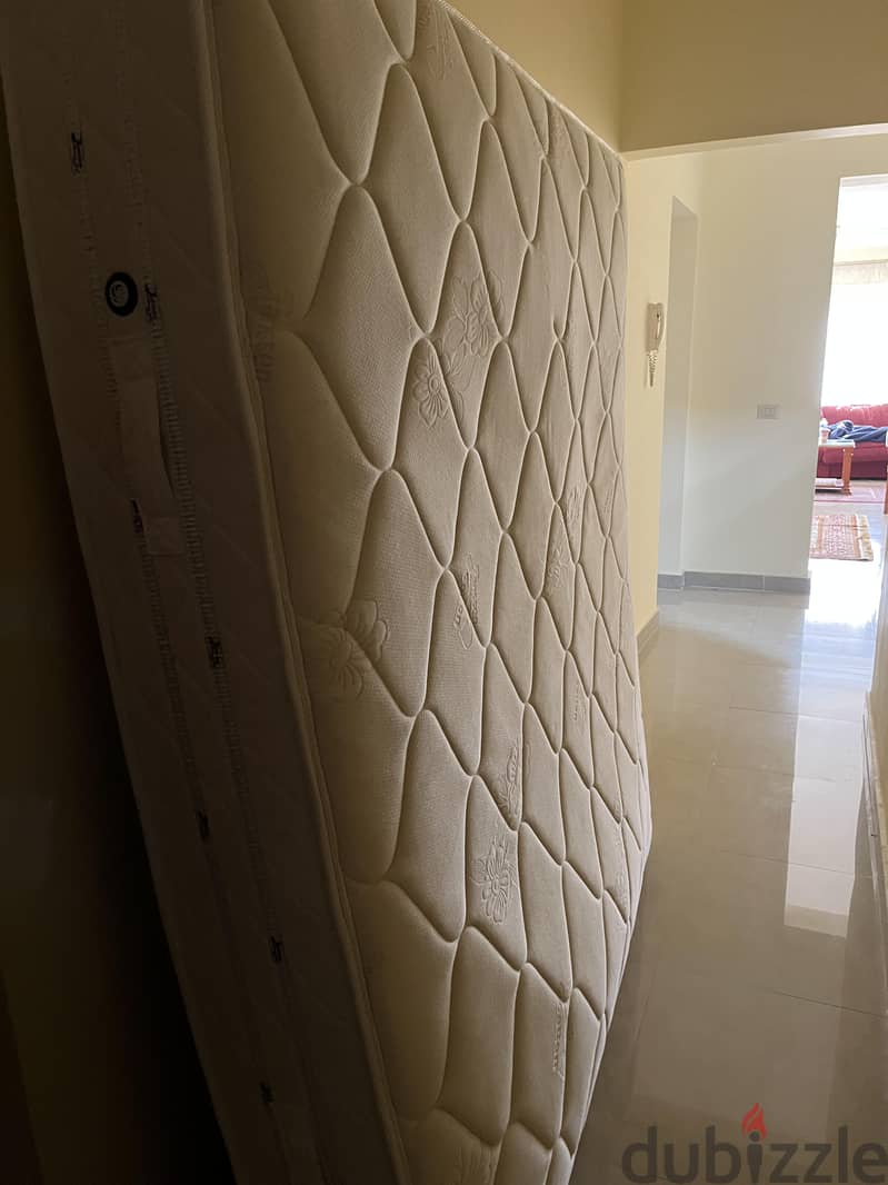 Used mattress in great condition/ مرتبة يانسن مستعملة بجودة عالية 0