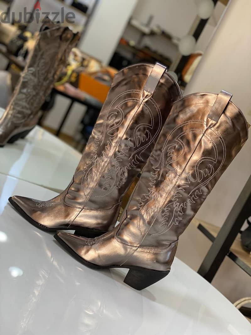 تألقي ببوت ذهبي فاخر بأسلوب غربي-Shine in Stunning Gold Western Boot 0