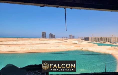 بمقدم 5% شقه متشطبه 3 غرف علي فيو كامل أبراج العلمين والبحيره SeaView في الحي اللاتيني الساحل الشمالي