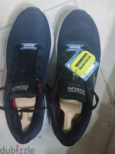 جزمه اسكيتشر Skechers  اصليه جديده مقاس 41 لون كحلي في ابيض