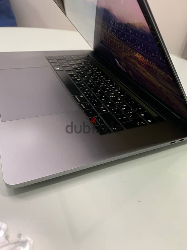 Apple MacBook Pro (15-inch, 2019) Touch Bar 1