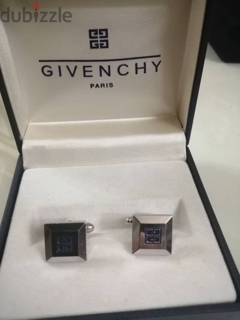 ازرار أكمام Givenchy Paris 2