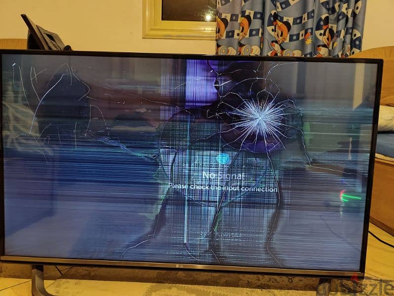 Smart Tv 49 with broken screen 2