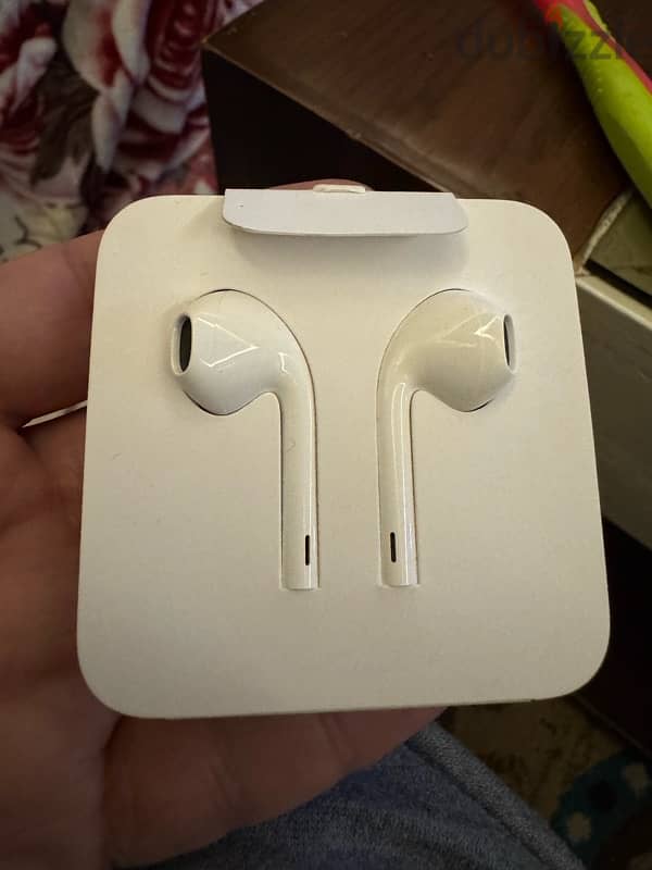 Apple lightning earphone 0