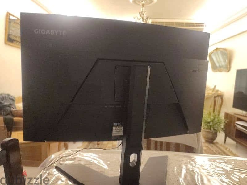 GIGABYTE  G32QC Gaming Monitor 1