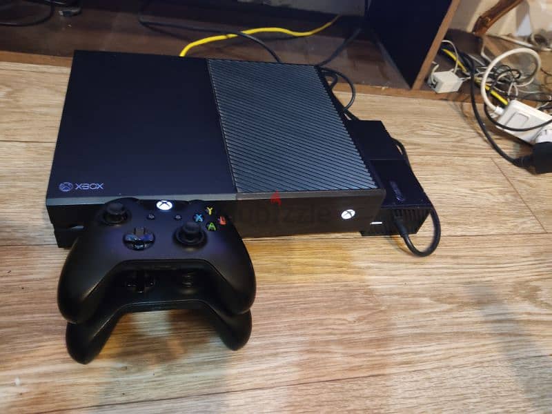 Xbox one 1 tera two controllers 1