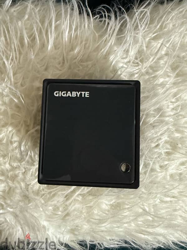 كمبيوتر بحجم الكف GIGABYTE 2