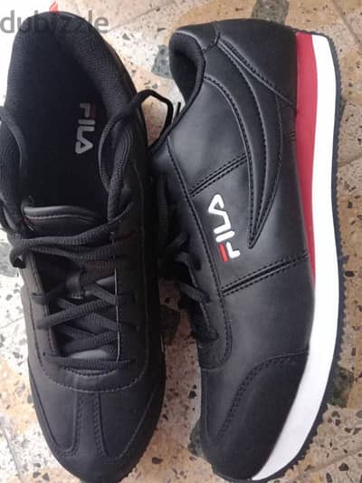 كوتشي fila  وارد الامارات مقاس 44.5