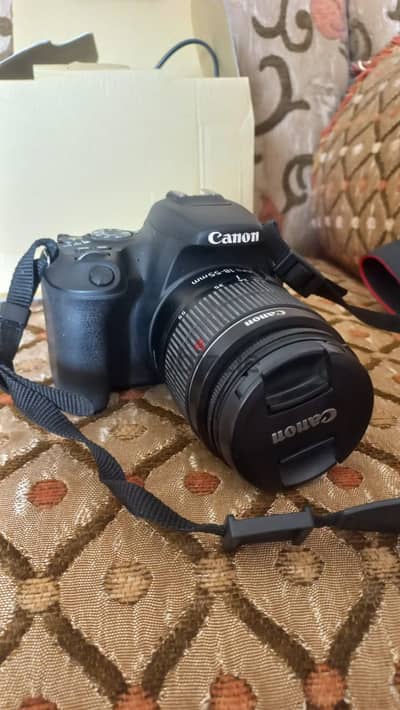 للبيع: كاميرا Canon 250D بحالة ممتازة استخدام بسيط