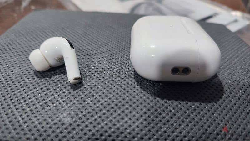 Apple airpod pro 2 MagSafe case + Left pod 5