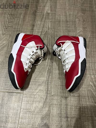 Jordan Max Aura “gym red”