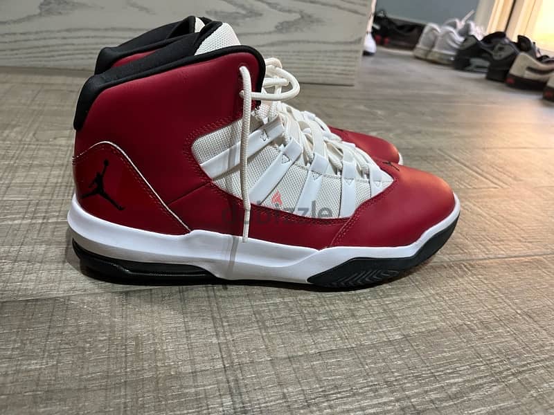 Jordan Max Aura “gym red” 5