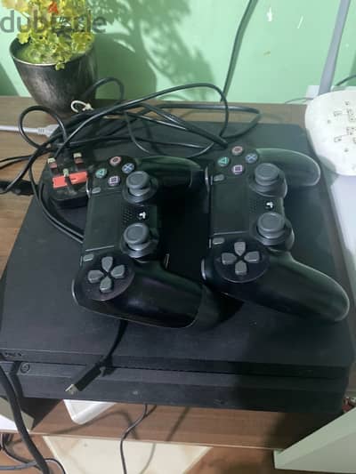 PlayStation 4 slim 1 tera - حالة جيدة جدا