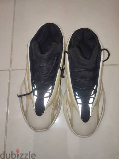 Shoe Yeezy 700 Original