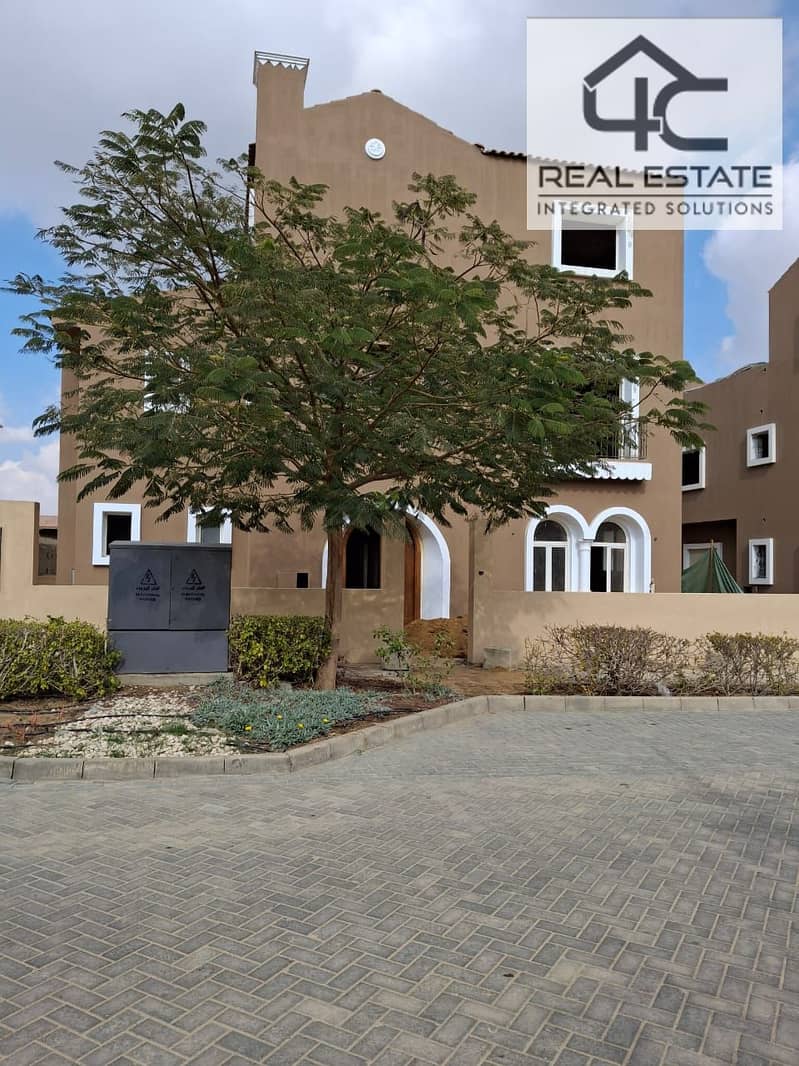 Villa Stand alone classic corner 525 m 6 bedrooms with down payment and installments in prime location for sale in Hyde Park 0