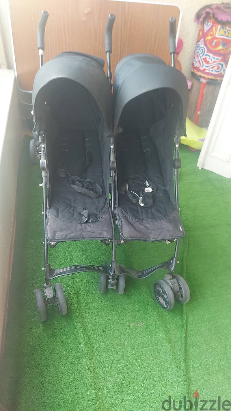 Double stroller حجمه مناسب و سهل الفتح والغلق مريح و بحاله جيده 0