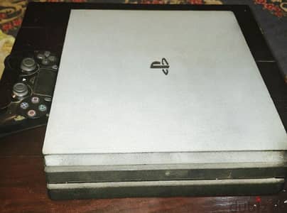 PS4 Pro 1TB من الخليج استعمال خفيف