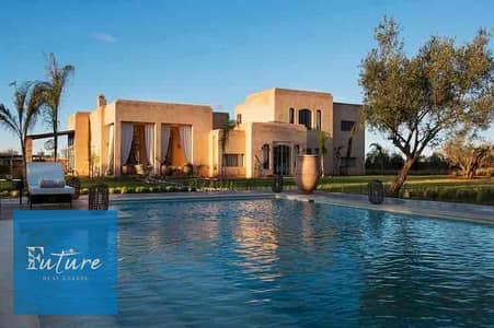 Villa for sale at the lowest price in Amwaj Ras Al-Hikma, an area of 600 m, luxurious mattresses overlooking the sea and a swimming pool