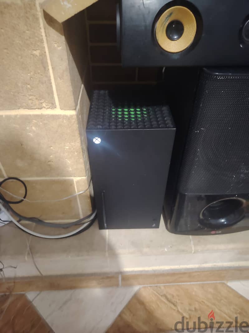 Xbox series x with 3 controller 0