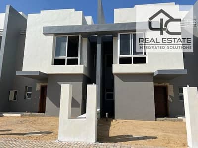 Villa twin House modern for sale 285 m ready to move pirme location bahry view landscape under market price with down payment and installments in Hyde