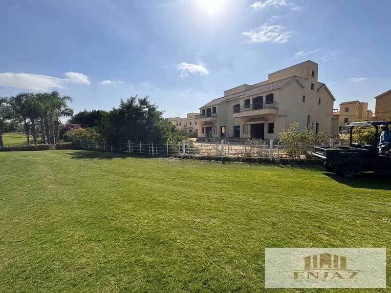 Palace for Sale in Madinaty, Directly on the Golf, 6 Bedrooms, 1700 sqm 0