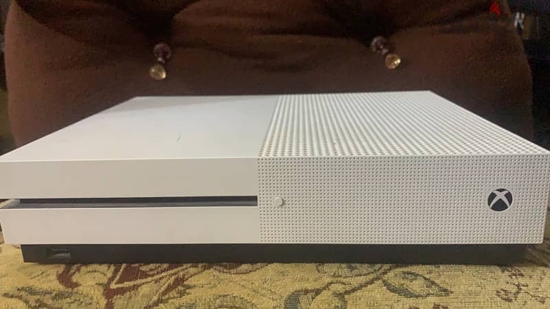 xbox one جاي من بره والحالة ممتازه ب٤ العاب ودراعين 2