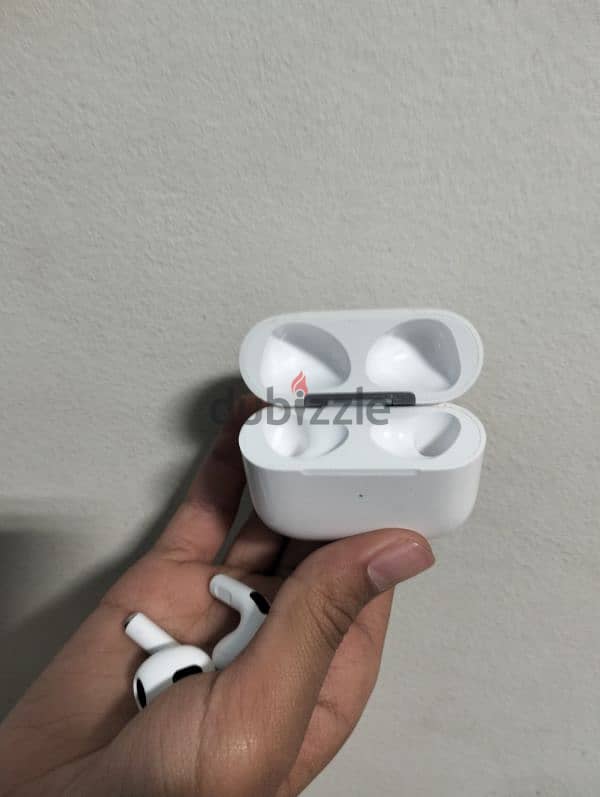 سماعه AirPods 4